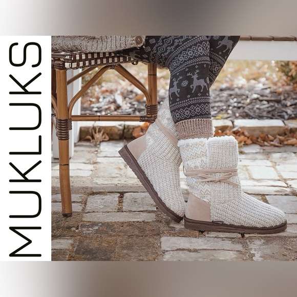 EUC CLEMENTINE BOOT-WINTER SHIMMER MukLuks - Picture 1 of 5